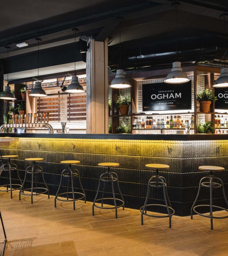 Cervecería Ogham Barcelona: venue para eventos corporativos, networking y team-building en un espacio moderno e industrial.