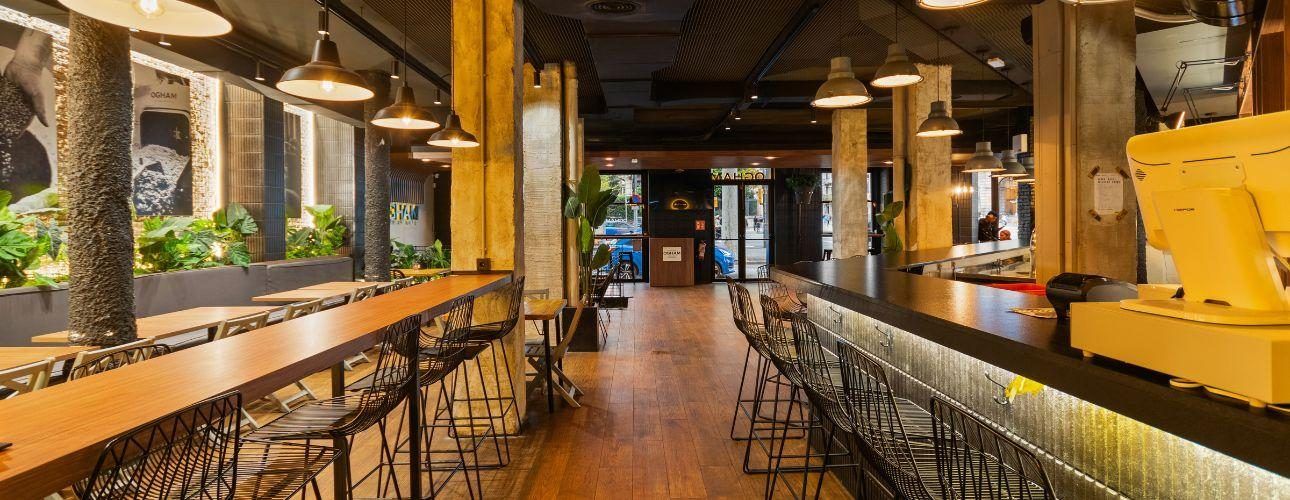 pacious networking venue with modern seating arrangements, ideal for corporate meetups and industry events in Barcelona.