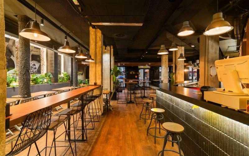 Cervecería Ogham Barcelona: venue para eventos corporativos, networking y team-building en un espacio moderno e industrial.