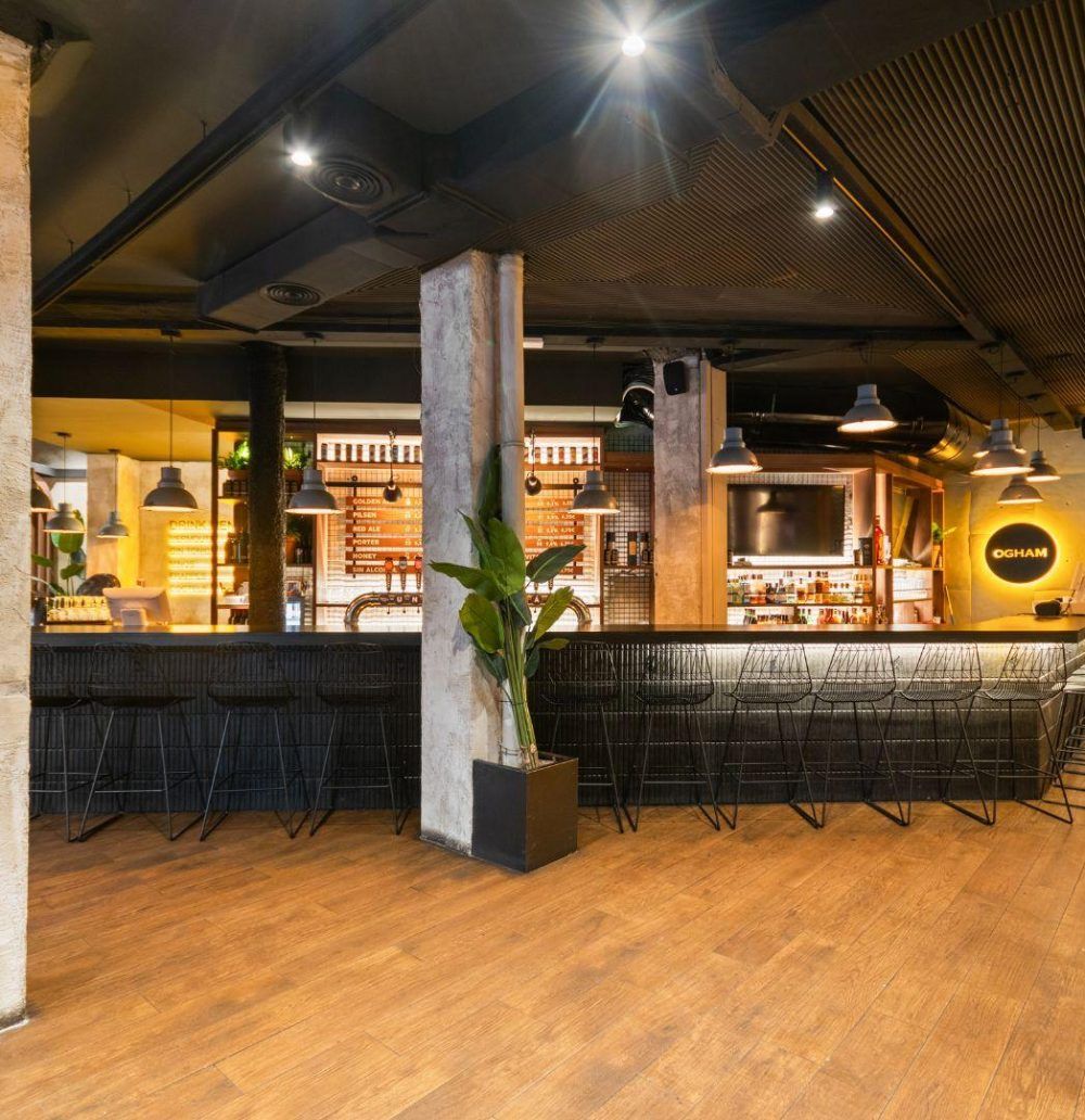 Zona de eventos en Ogham Barcelona con iluminación moderna, perfecta para afterworks y reuniones de empresa.